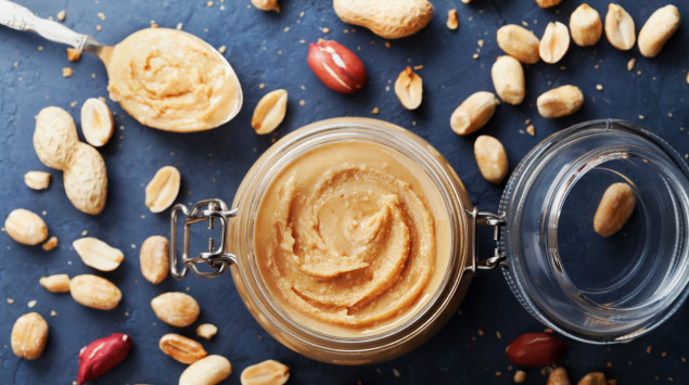 Selbstgemachte Erdnussbutter in einem Glas.