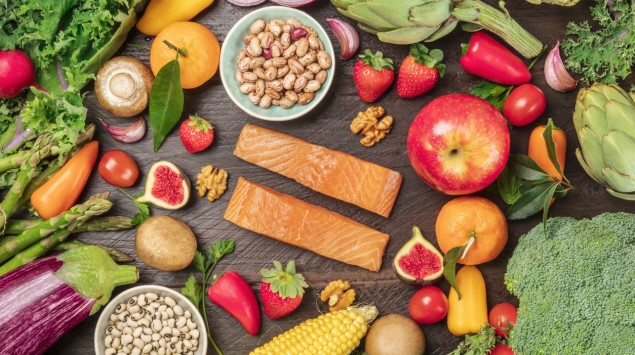 Verschiedene Nahrungsmittel: Obst, Gemüse, Getreide, Fisch