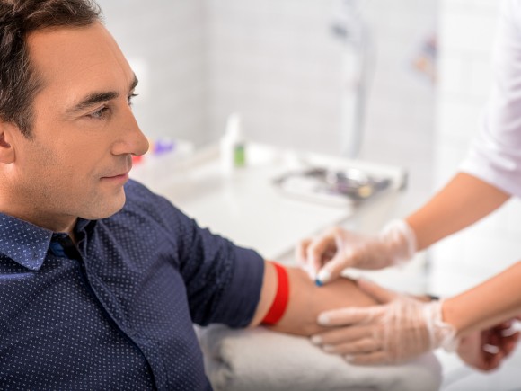 Tomar agua antes de un analisis de sangre