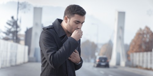 Mucha tos seca y dolor de garganta