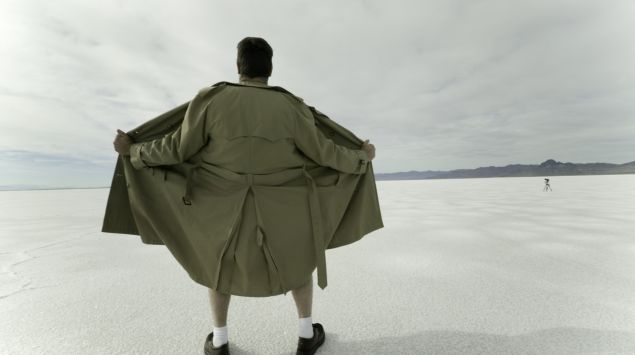 Ein Mann entblößt sich am Strand.