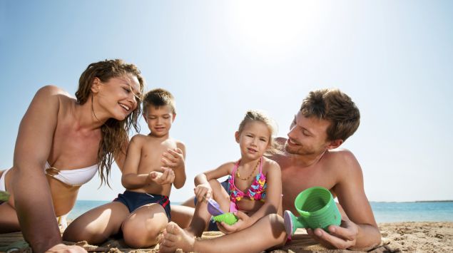 Das Bild zeigt eine Familie am Strand.