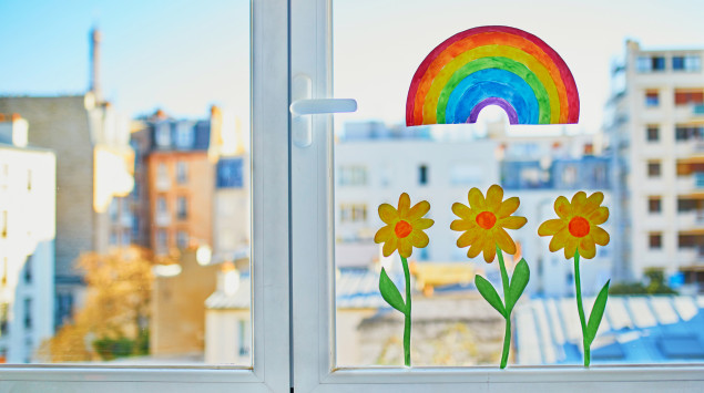 Ein Regenbogen auf einer Fensterscheibe: Was braucht unsere Psyche in der Corona-Krise?