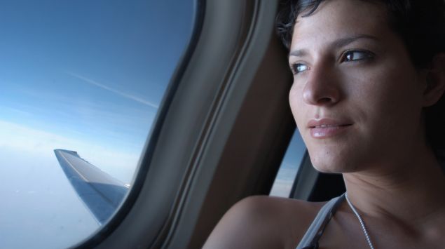 Junge Frau im Flugzeug