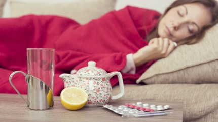 Femme malade qui se soigne. 