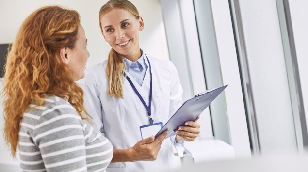 HPV-Test: Eine Frau spricht mit ihrer Ärztin.