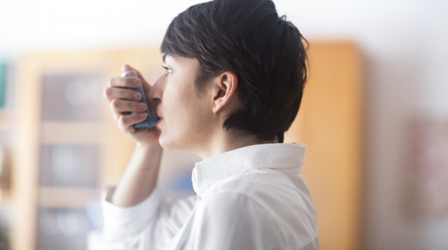 Wer Asthma hat und ein Kortisonspray braucht, sollte dieses aus Angst vor einer Coronavirus-Infektion nicht absetzen.