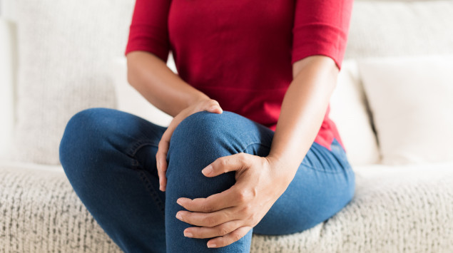 Plica-Syndrom: Eine Frau hält sich das schmerzende Knie.