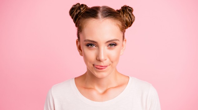 Eine junge Frau leckt sich die Lippen.