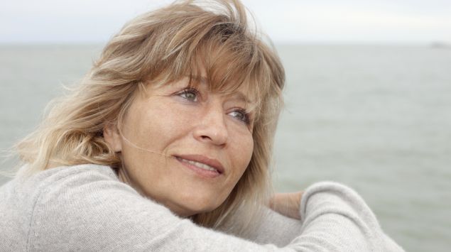 Eine nachdenklich aussehende Frau.