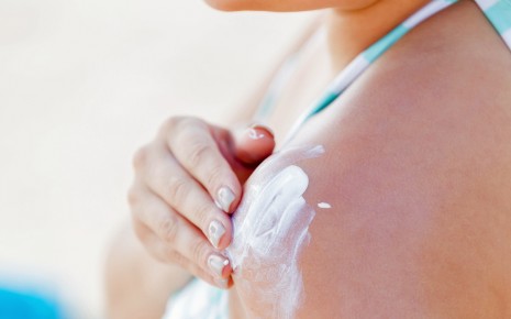 UV-Strahlung: Eine Frau cremt sich mit Sonnencreme ein.