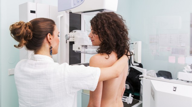 Bei einer jungen Frau wird eine Mammographie durchgeführt.