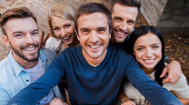 Fünf Freunde machen ein Selfie