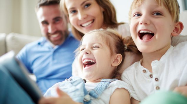 Das Bild zeigt eine glückliche junge Familie