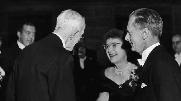 Das Bild zeigt Gerty und Carl Cori mit King Gustaf V von Sweden.