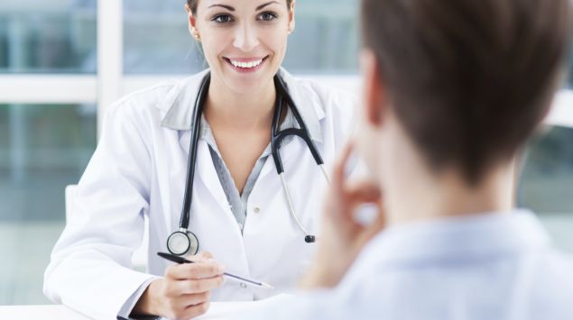 Man sieht eine Ärztin im Gespräch mit einem Patienten.