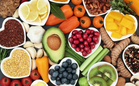 Immunsystem stärken: Man sieht einen roten Apfel, bei dem ein Herz aus der Schale herausgelöst ist.