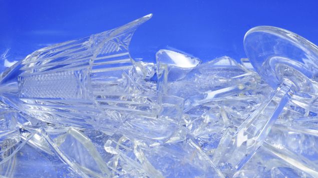 Das Bild zeigt ein zerbrochenes Glas.