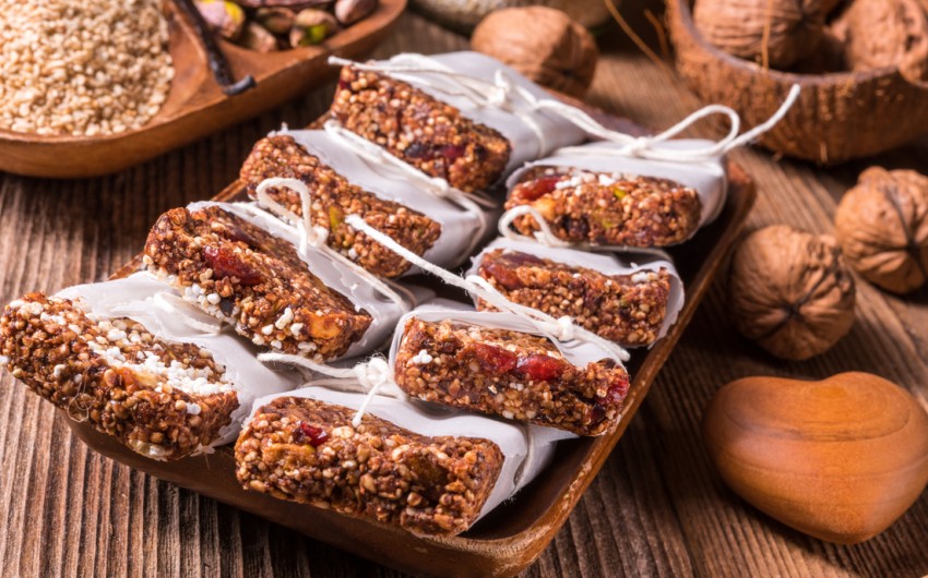 Man sieht selbstgemachte Müsliriegel mit Goji-Beeren und Amaranth.