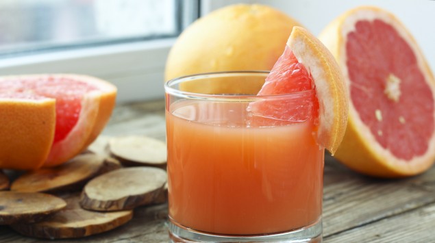 Wer Medikamente einnimmt, sollte mit Grapefruits oder Grapefruit-Saft vorsichtig sein.