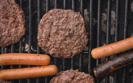 Gesund grillen: Fleisch und Wurst auf einem Grill.