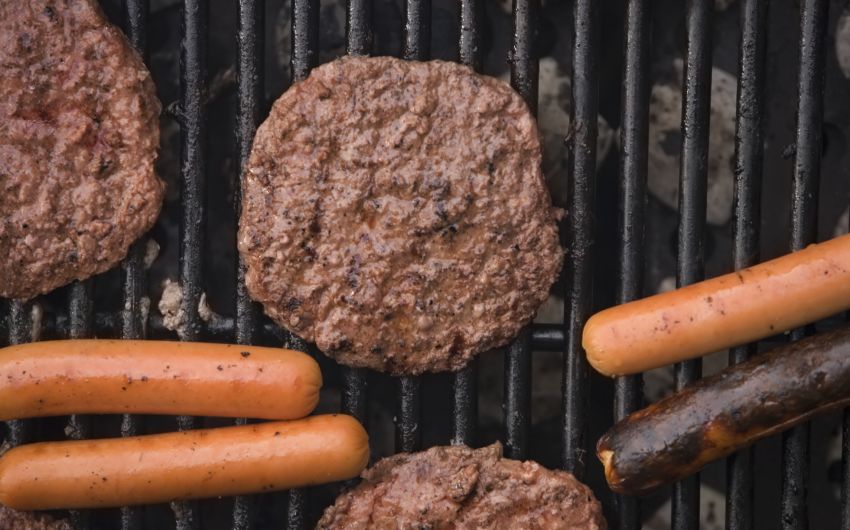 Gesund grillen: Fleisch und Wurst auf einem Grill.