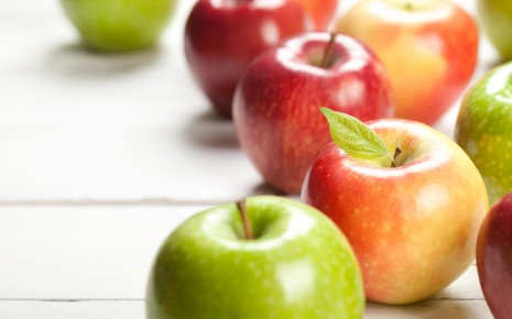 Fructoseintoleranz: Man sieht grüne und rote Äpfel.