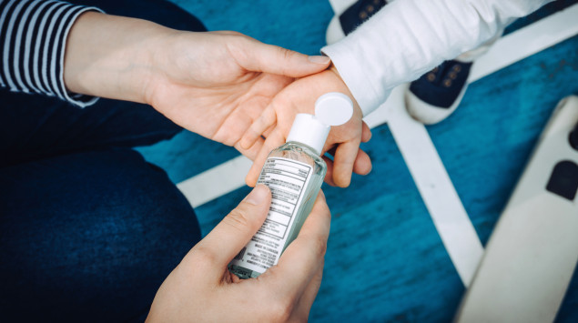 Nicht jedes Händedesinfektionsmittel wirkt gegen Coronaviren. Wichtig ist die Bezeichung viruzid, begrenzt viruzid oder begrenzt viruzid plus.