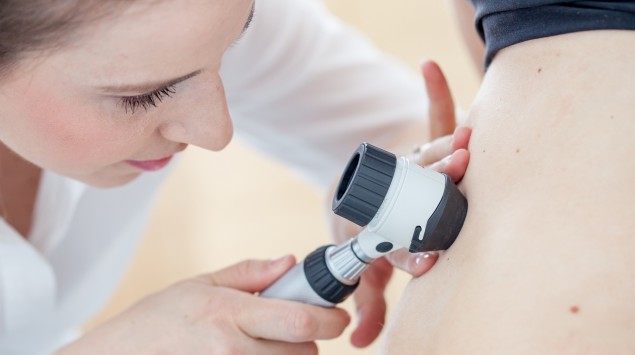 Röschenflechte: Eine Hautärztin untersucht eine Patientin am Bauch.
