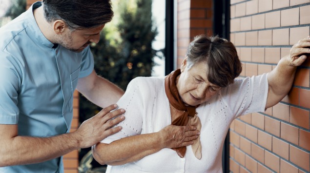 Seniorin mit Herzrasen