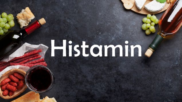 Man sieht eine Tafel mit dem Schriftzug Histamin und verschiedene Lebensmittel.