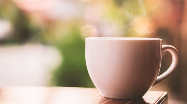 Eine Tasse dampfenden Tees im Sommer