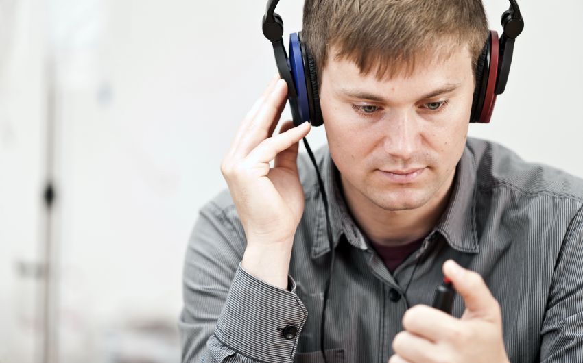 Tinnitus: Man sieht einen Mann bei einem Hörtest.