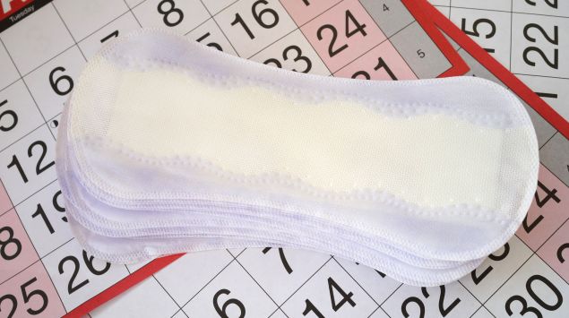 Ein Stapel Damenbinden auf einem Kalender.
