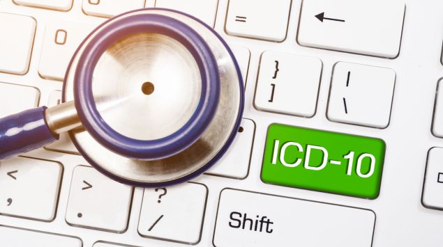 Eine Tastatur, auf der auf einer Taste ICD-10 steht, daneben ein Stethoskop.