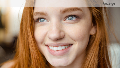 Das Bild zeigt eine junge rothaarige Frau.