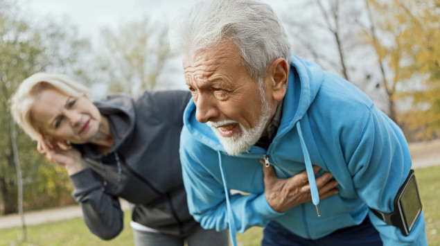 Ein älterer Jogger fasst sich an die Brust. Wenn es ein Herzinfarkt ist, kommt es jetzt auf die richtige Reaktion an.