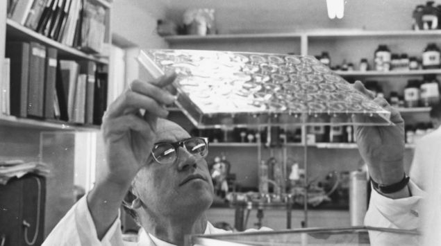 Ein Bild von Jonas Salk bei der Arbeit.