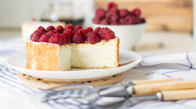 Ein Käsekuchen ohne Boden mit Himbeeren.