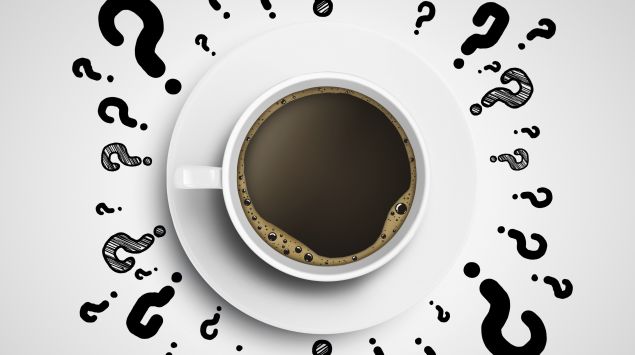 Eine Tasse Kaffee, darum mehrere Fragezeichen.