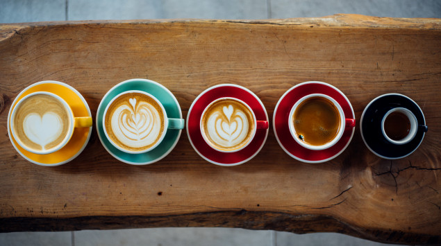 Man sieht eine Reihe Tassen mit Kaffee. Sich Kaffee abzugewöhnen, fällt vielen schwer, denn der Koffeinentzug kann unangenehm sein.