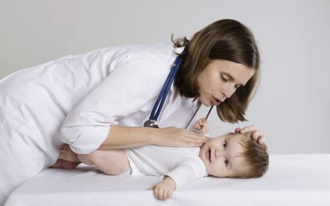 Eine Kinderärztin untersucht ein Baby.