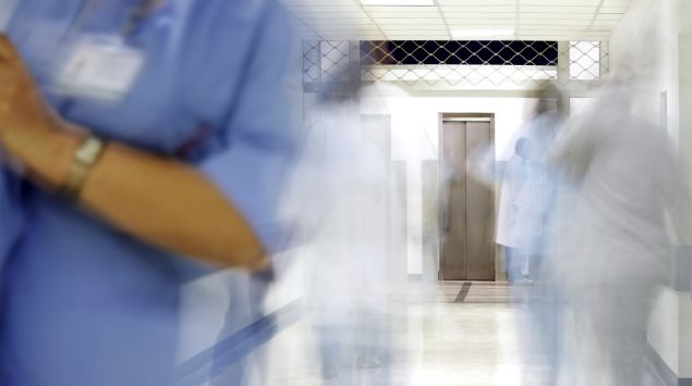 Man sieht einen Krankenhausflur.