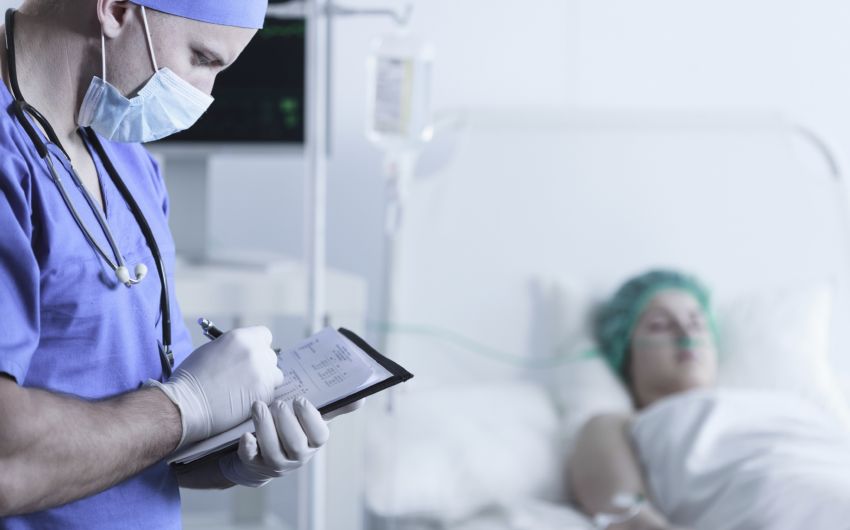 Das Bild zeigt eine Patientin, die im künstlichen Koma liegt.