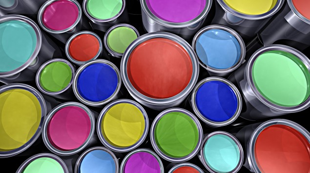 Töpfe mit verschiedenen Farben und Lacken