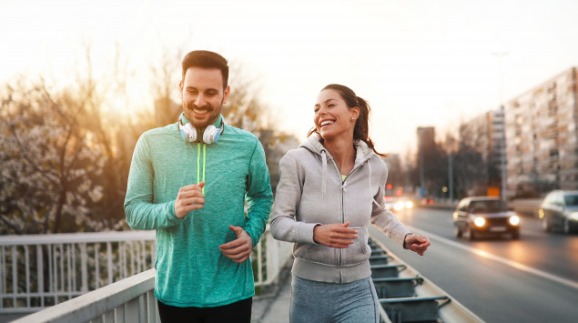 Ein Mann und eine Frau laufen (joggen) gemeinsam.