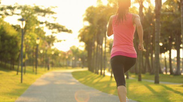Eine Frau joggt im Park.