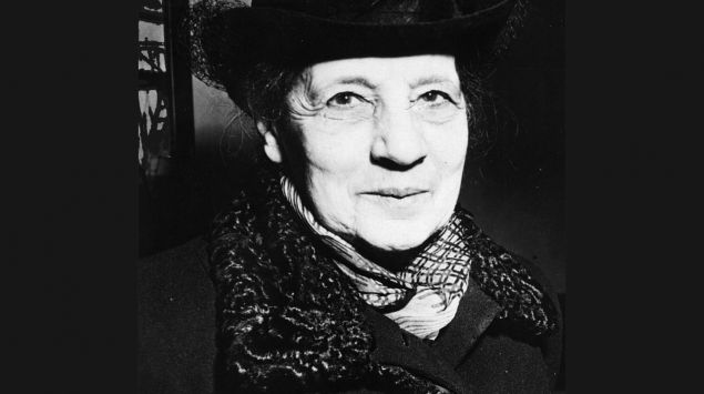 Foto von Lise Meitner bei ihrer Ankunft in New York am 28. Januar 1946.