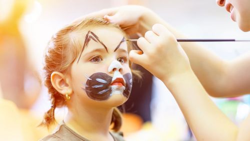 Ein Mädchen wird geschminkt.