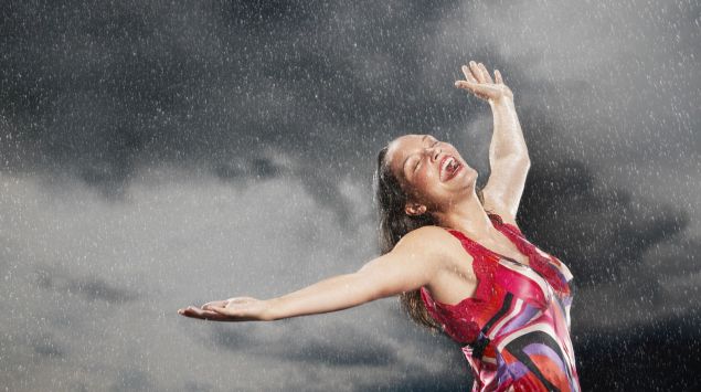 Eine glückliche Frau im Regen.